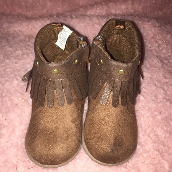 Toddler size 5 boots and sandals - Picture 2 of 8